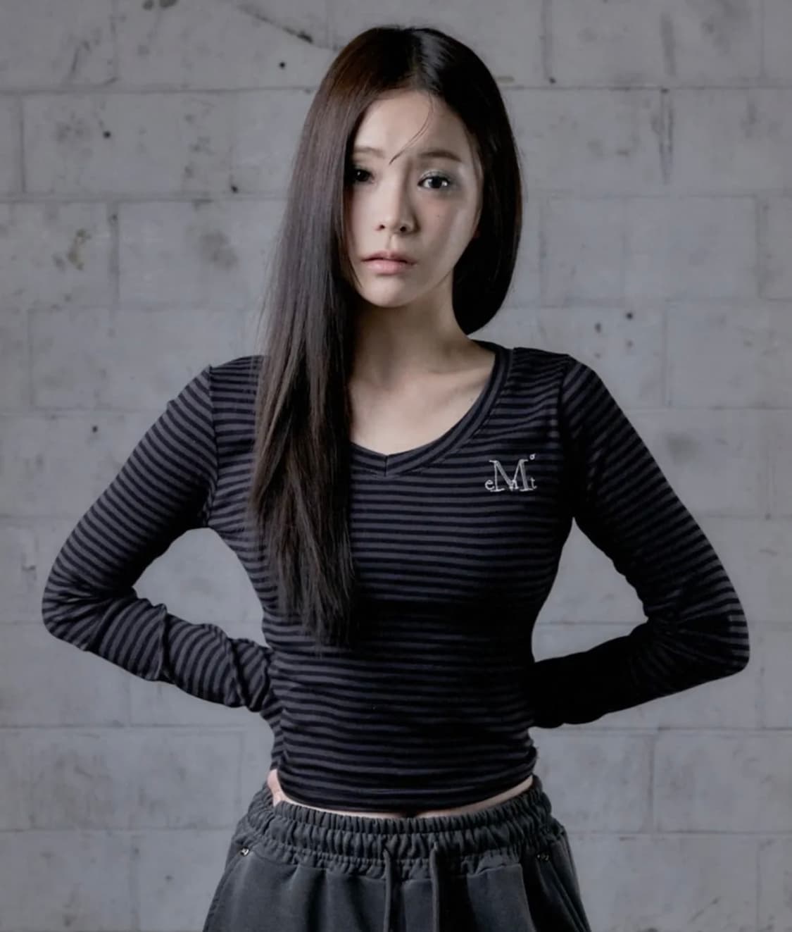 무센트 엠마 브이넥 스트라이프 롱 슬리브 티셔츠 상품이미지1