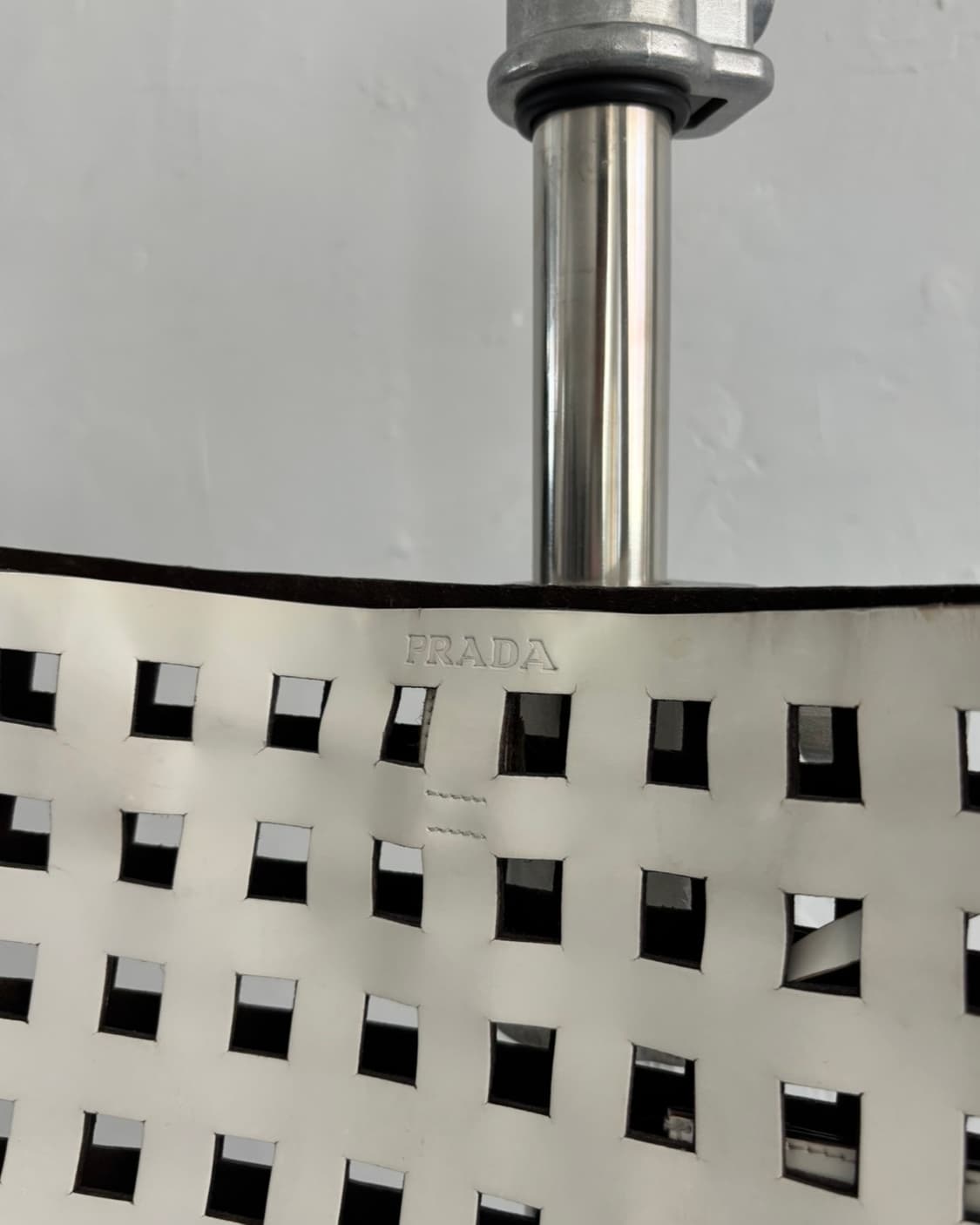 Prada 프라다 화이트 펀칭 레더 토트백 상품이미지5