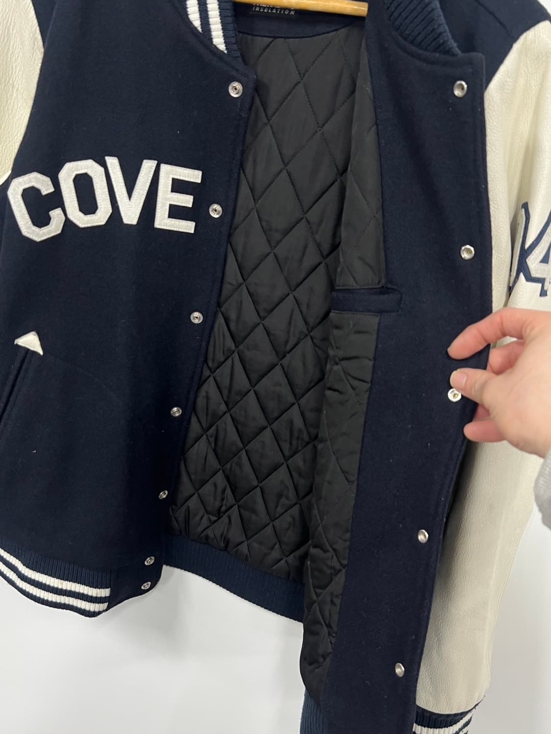 커버낫 신슐레이트 레터링 로고 소가죽 바시티 자켓 상품이미지4