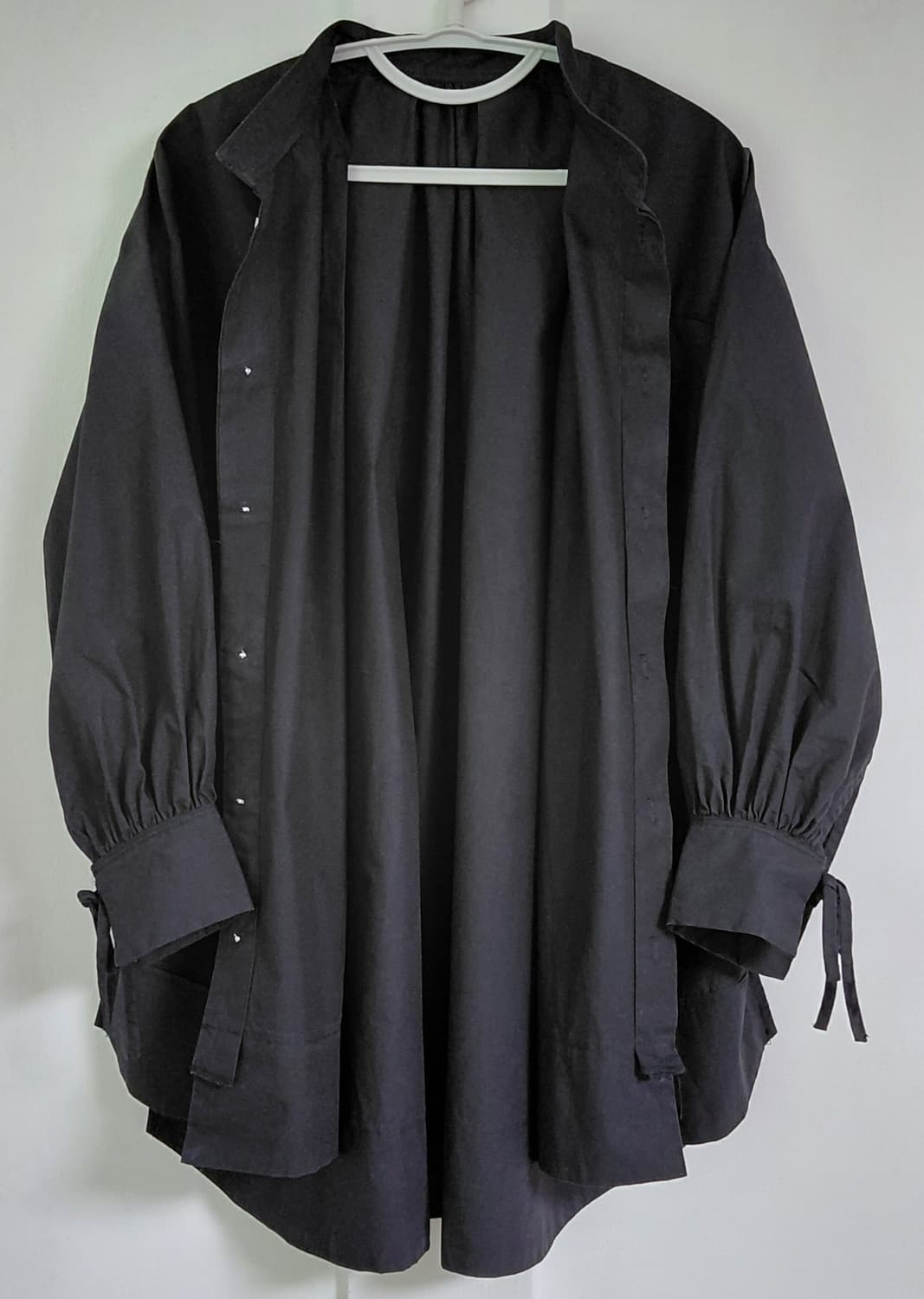 [정품] OMNES Supremo 밴드칼라 볼륨 소매 셔츠 원피스-블랙 상품이미지2