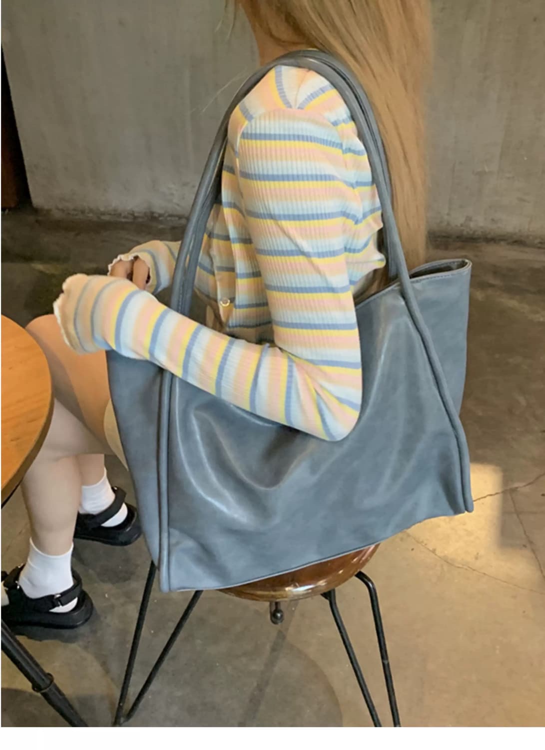 로웨어 글로시 레더 스퀘어 토트백 상품이미지4