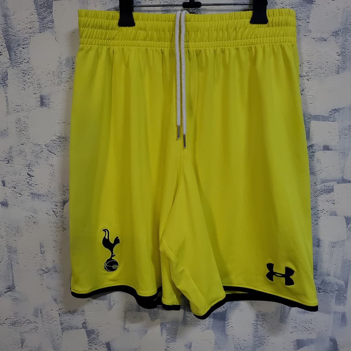 언더아머 토트넘 핫스퍼 반바지 형광 옐로우  상품이미지1