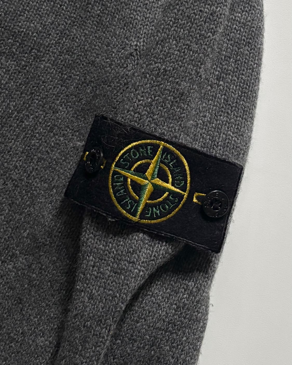 Stone-Island 스톤 아일랜드 차콜컬러 버튼 카라 니트 상품이미지5