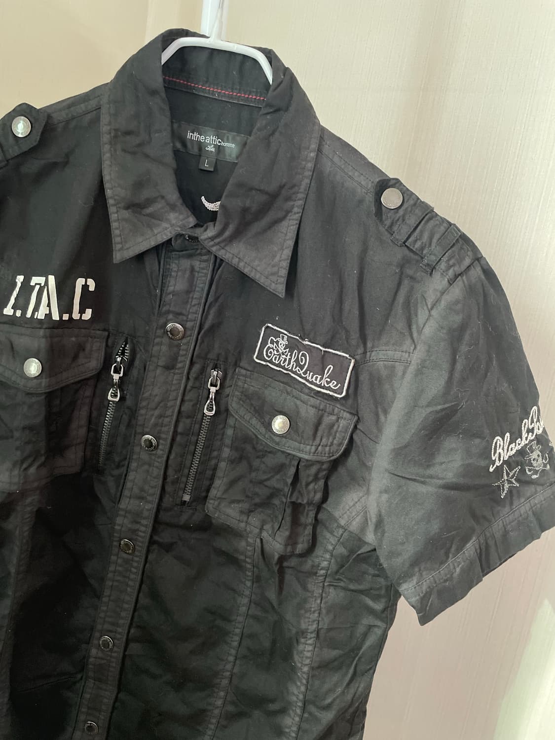 락시크 레터링 자수 블랙 반팔 셔츠 상품이미지3