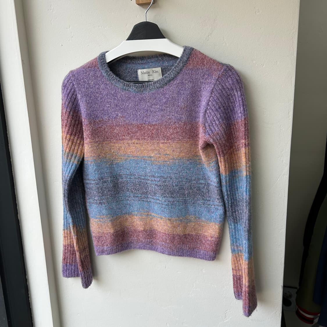 16818 - 마뗑킴 그라데이션 스너그 니트 상품이미지2