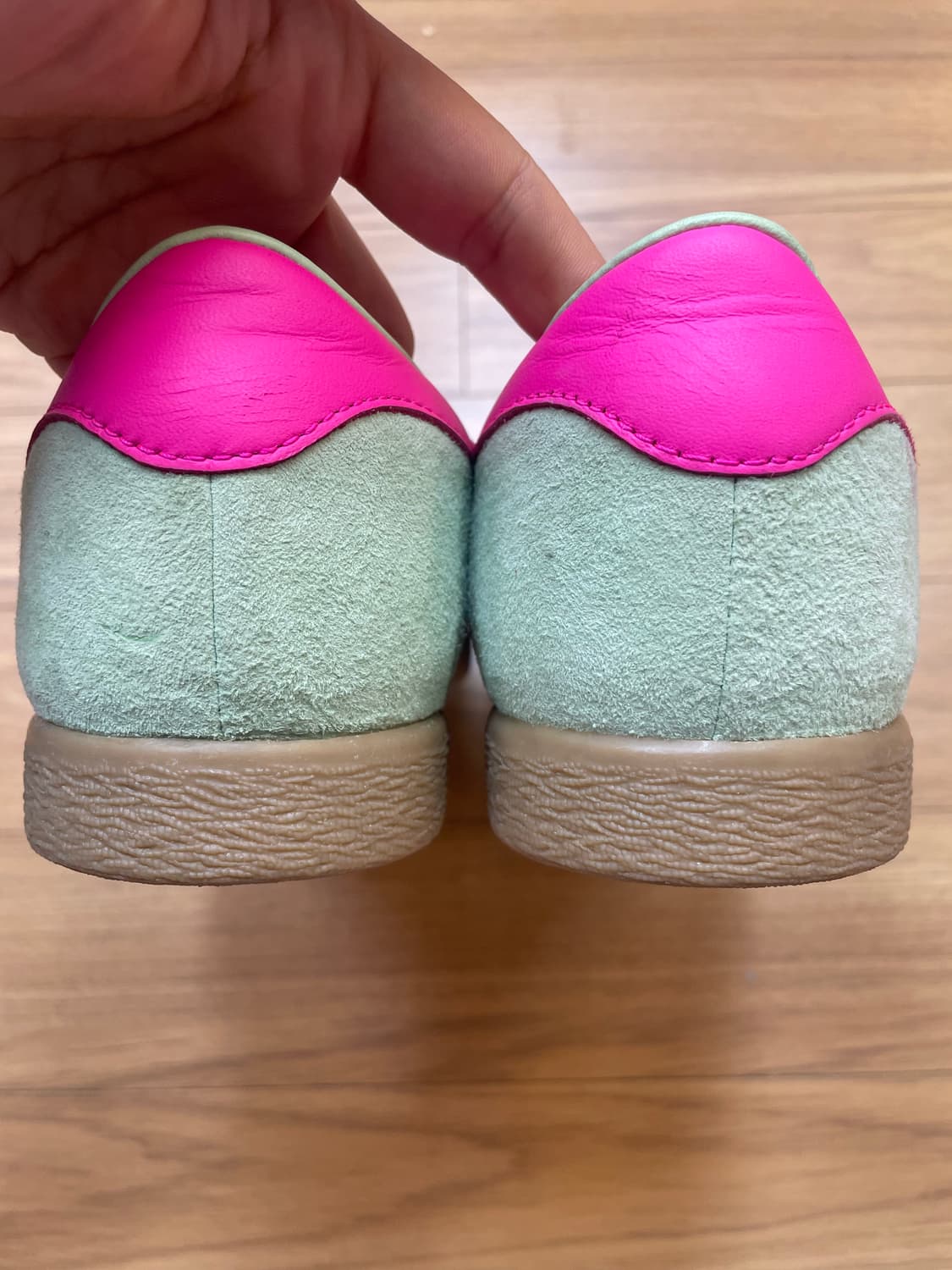 아디다스에서 나온 Stadt 모델 스니커즈입니다. 민트색 스웨이드 재질에 상품이미지6