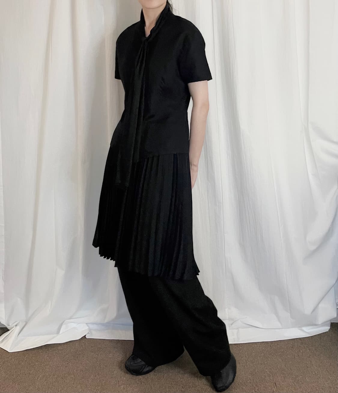 Scarf Tie Fitted Blouse - Black 상품이미지3