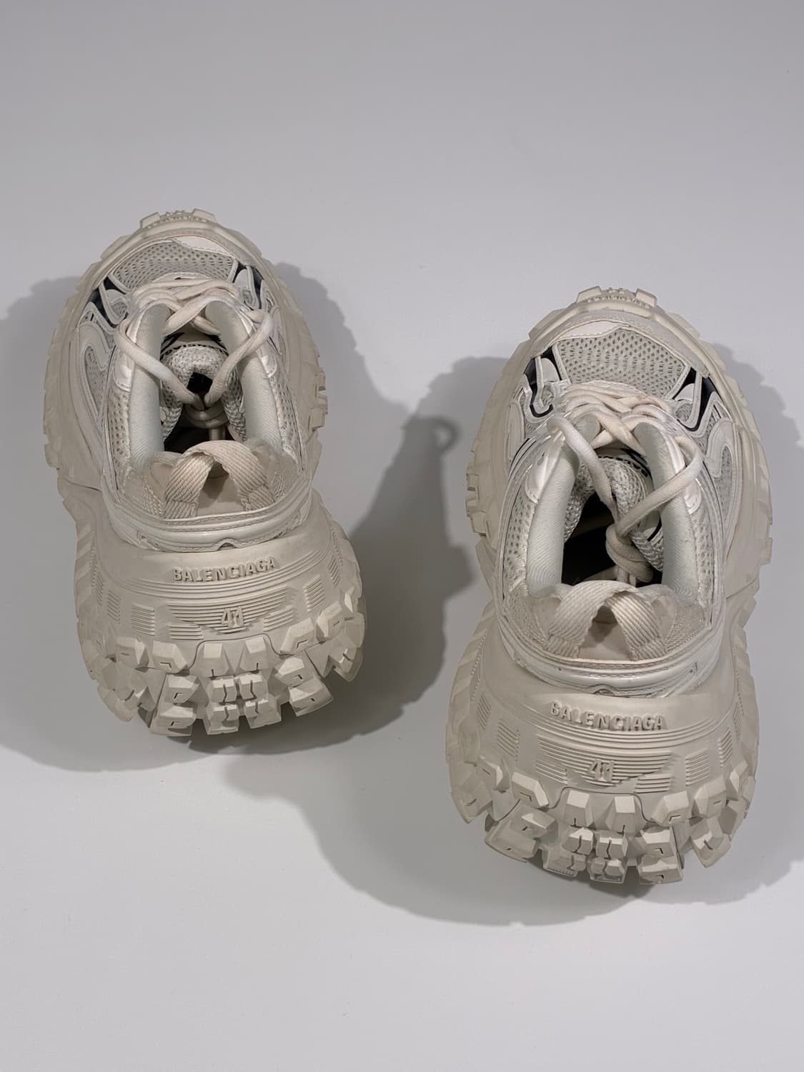 발렌시아가 디펜더 스니커즈 에그쉘/블랙 41사이즈 상품이미지4