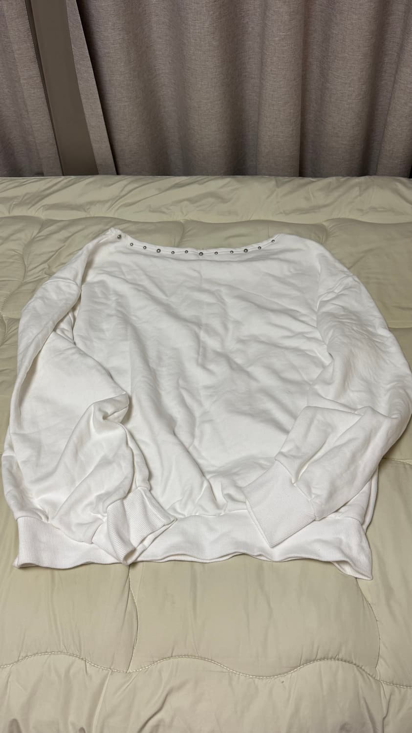 일리고 원숄더 스터드 보트낵 맨투맨 화이트 상품이미지2