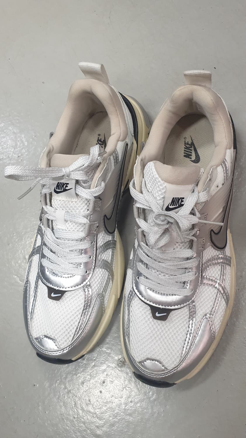 나이키 V2K 런 화이트 메탈릭 실버 275 상품이미지1