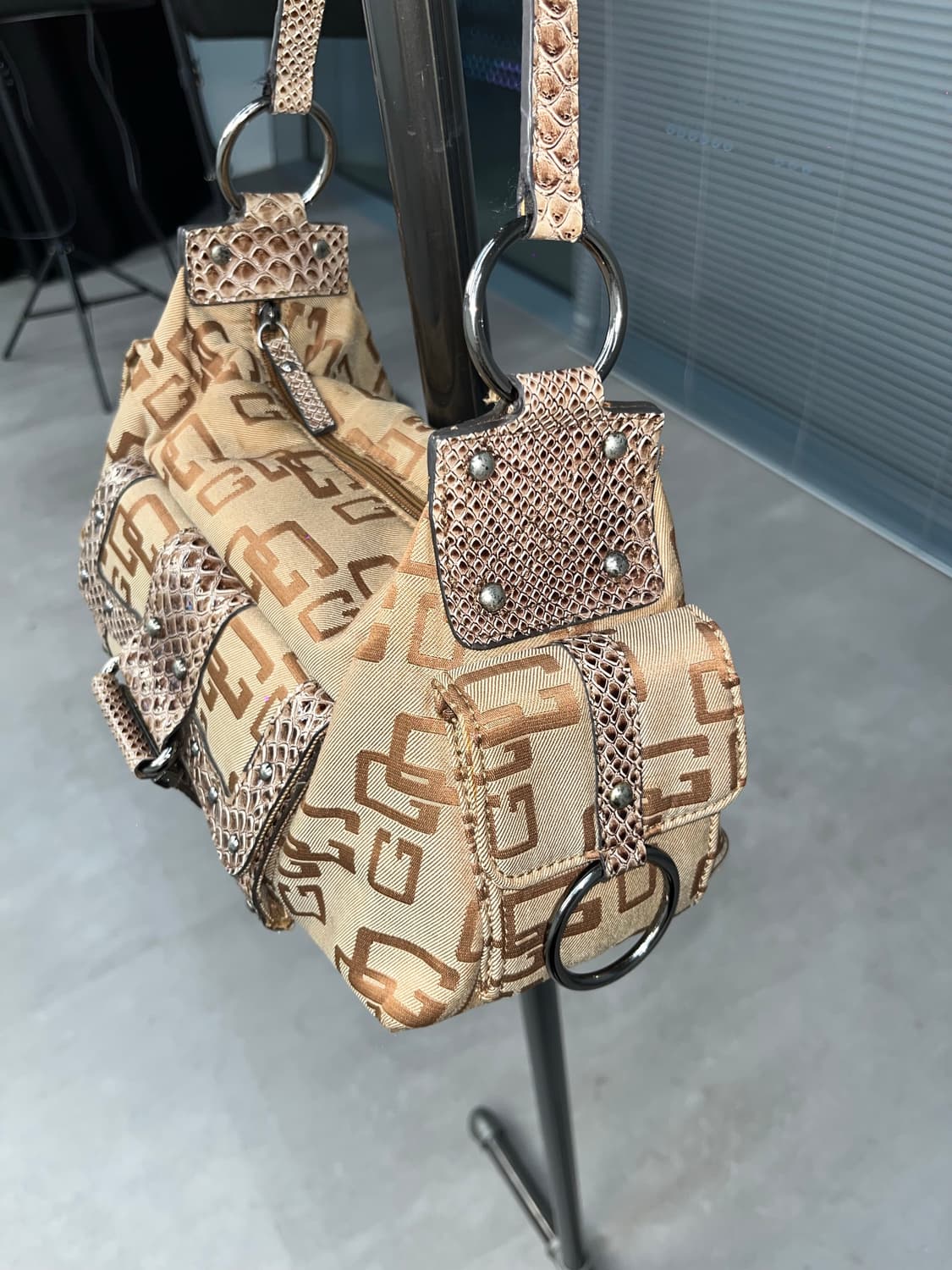 Guess Brown Logo Shoulder Bag 상품이미지6