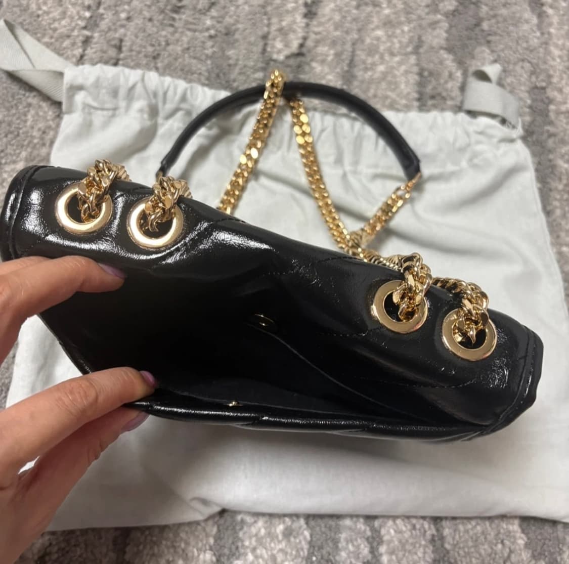 [찰스앤키스] 퀄팅 체인 스트랩 백 숄더 크로스가방 블랙색상 팝니다 상품이미지4