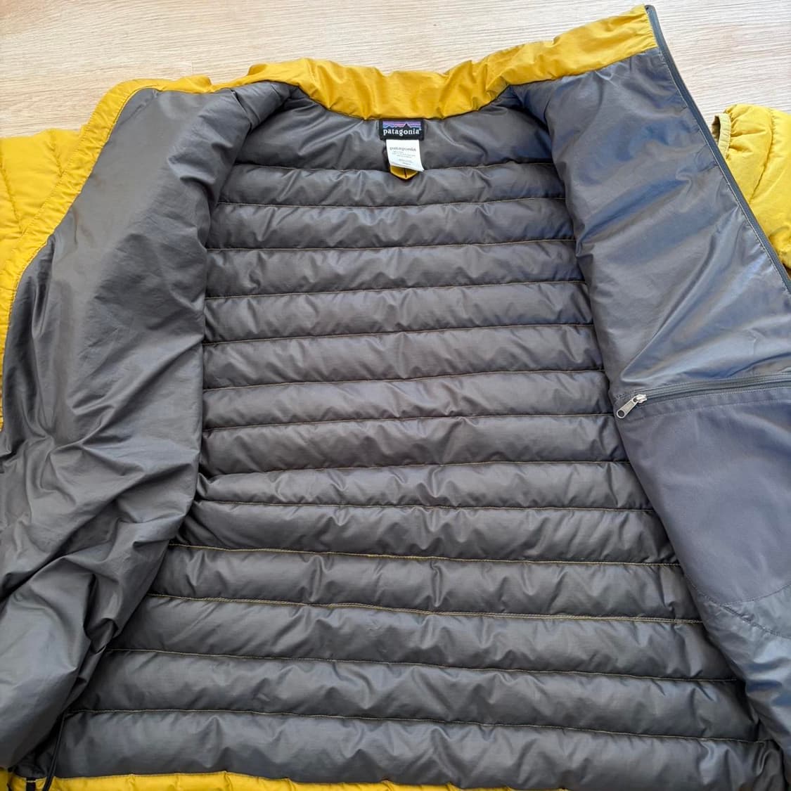 파타고니아 멘즈 경량패딩 옐로우 상품이미지2