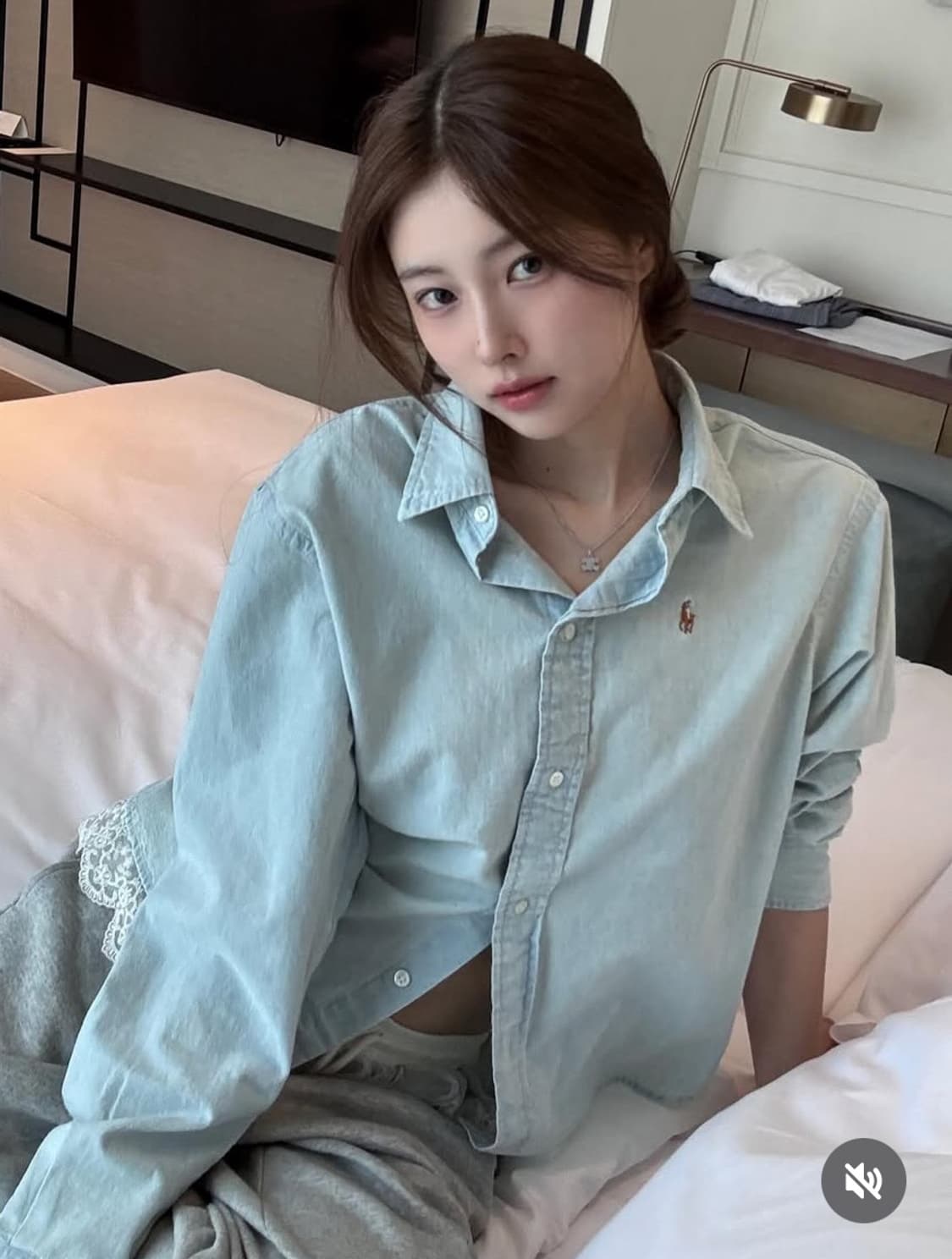 [강혜원 착용] 폴로 랄프로렌 릴렉스핏 샴브레이 하늘색 셔츠 상품이미지1