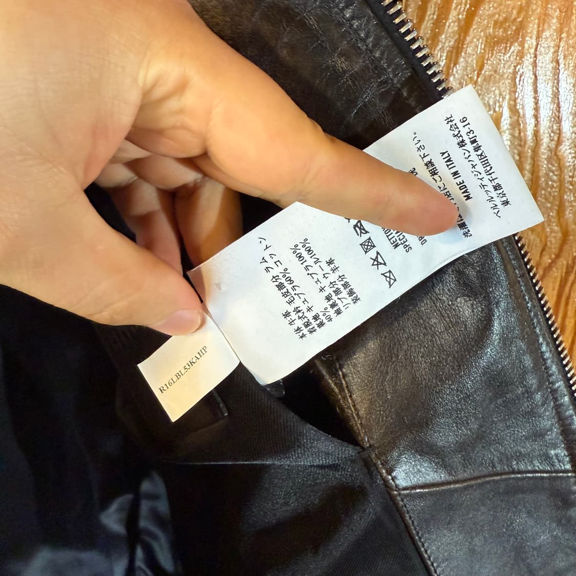 벨루티 파티나 가죽 봄버 자켓 판매 합니다. 상품이미지8