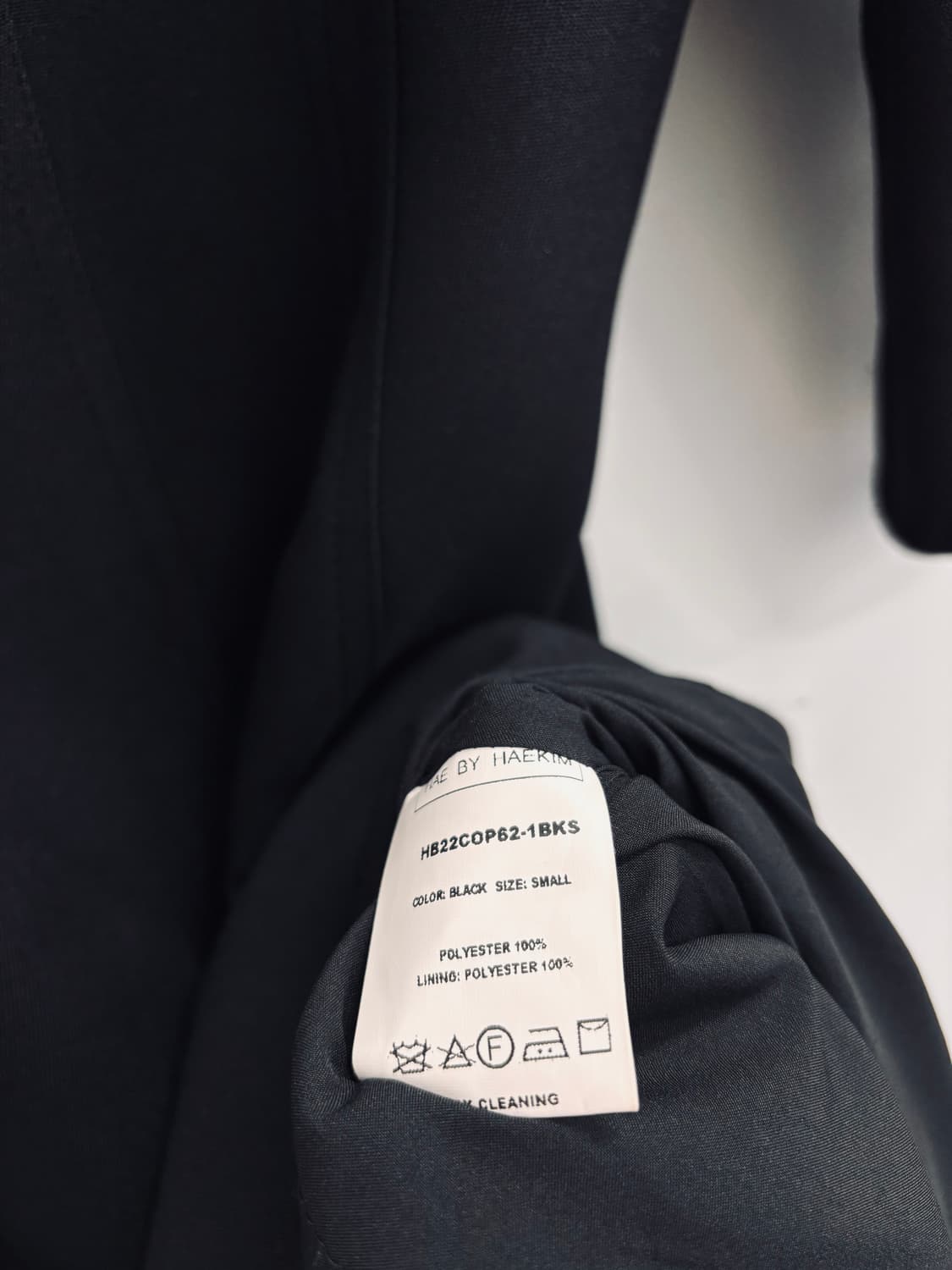 해 바이 해킴 컷아웃 디테일 볼륨 슬리브 드레스 블랙 상품이미지5