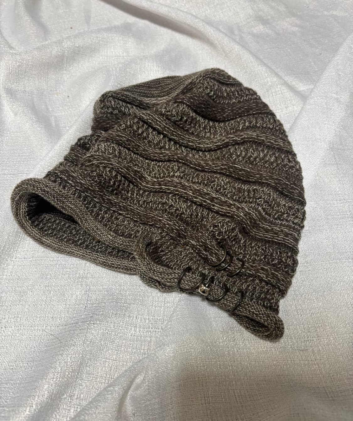 "Unknown" piercing Detail Beanie 상품이미지1