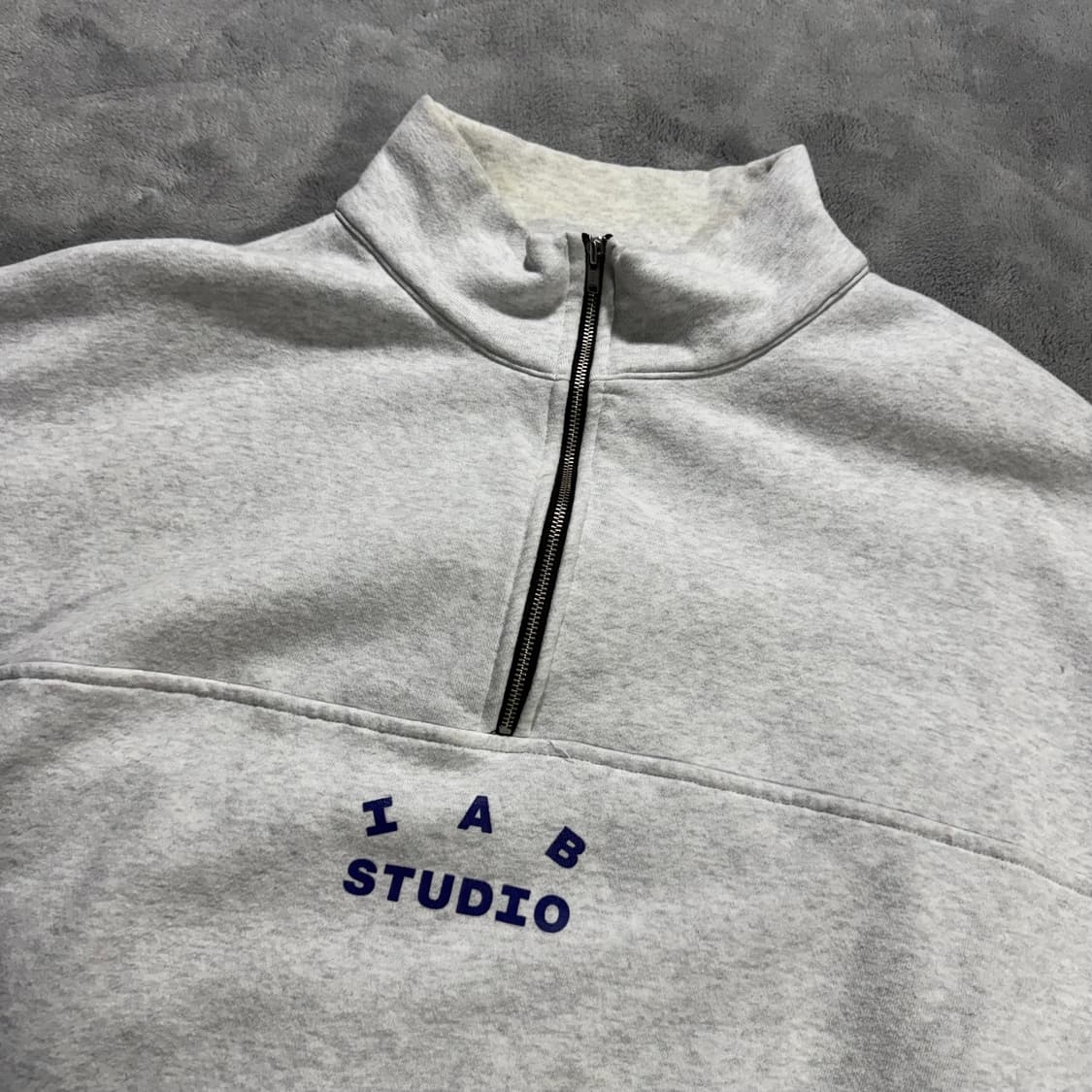 IAB 아이앱 스튜디오 하프집업 맨투맨 상품이미지2