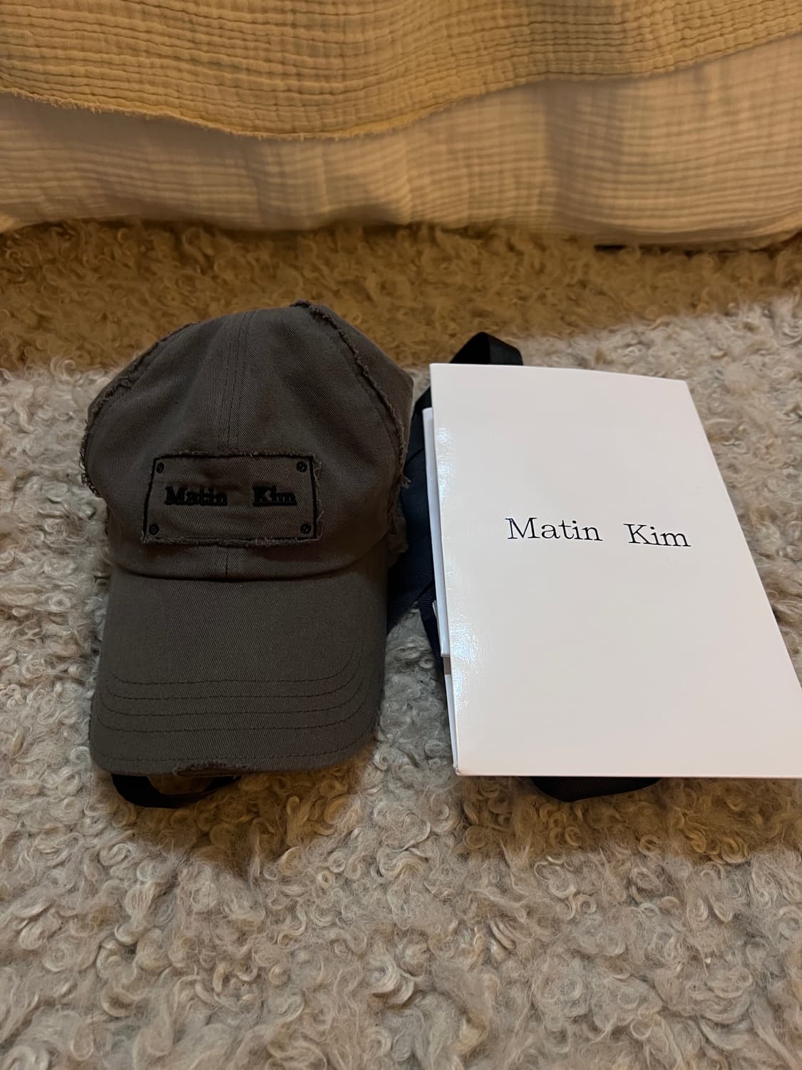 마뗑킴 스퀘어 로고 컷아웃볼캡 차콜 상품이미지1