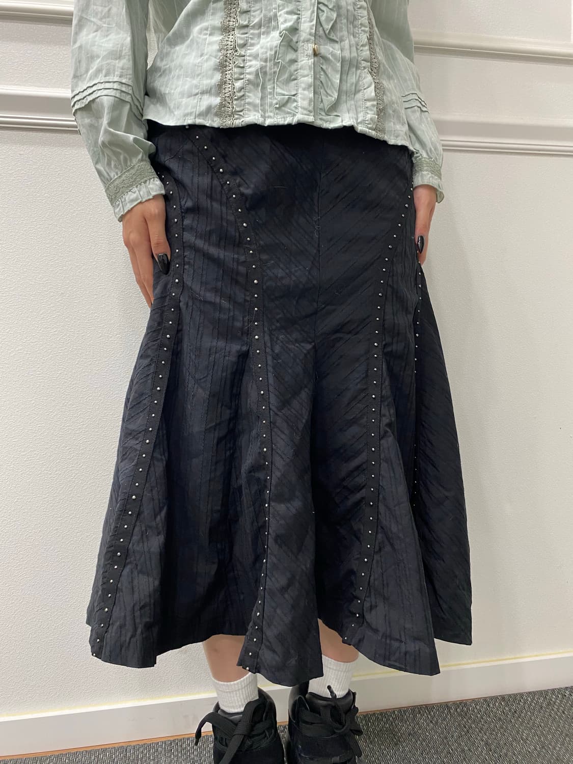 Wave Pattern Stud Detail Skirts 상품이미지1