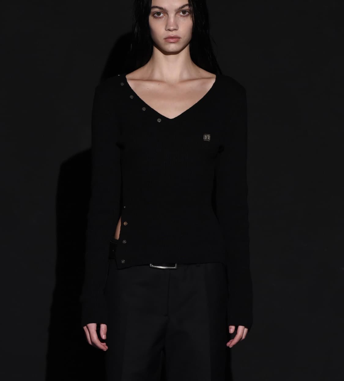 보헤미안서울 버튼 브이넥 슬릿 니트 블랙 상품이미지1