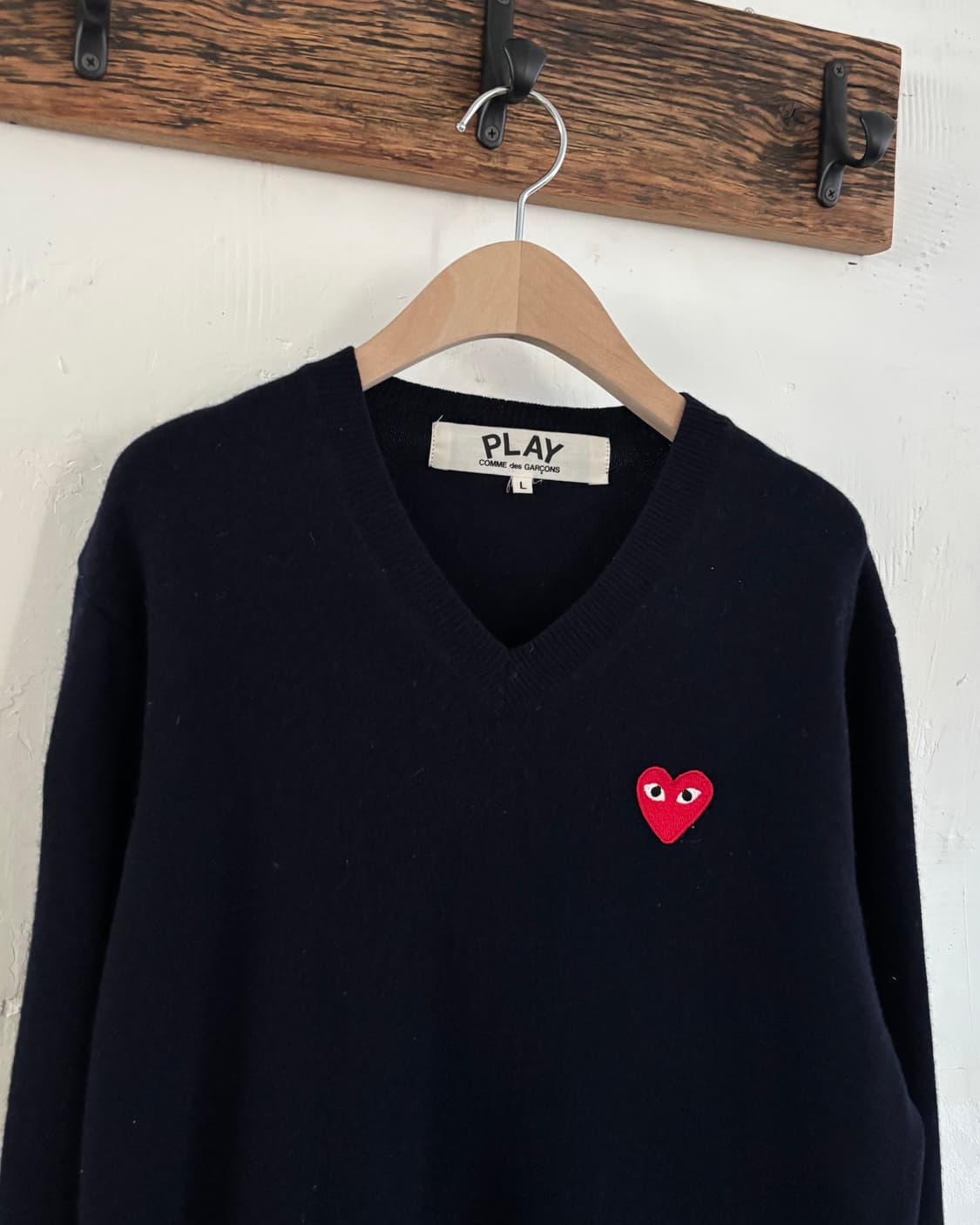 COMMEdesGARCONS 꼼데가르송 레드와펜 네이비컬러 브이넥 울 니 상품이미지2