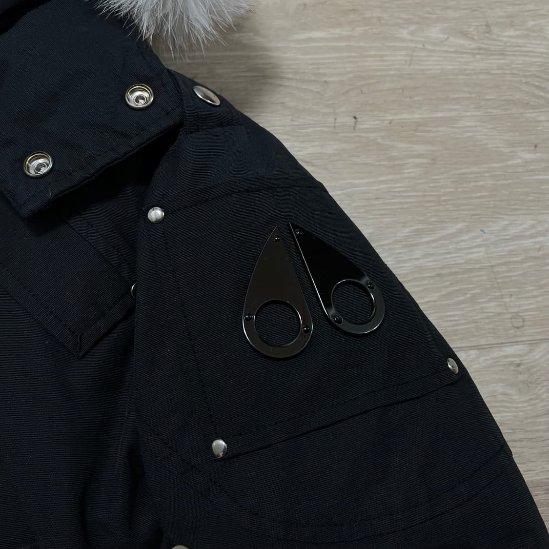 무스너클 시그니처 와펜 덕다운 퍼후드 스틸링 롱패딩 [블랙] L/100 상품이미지4