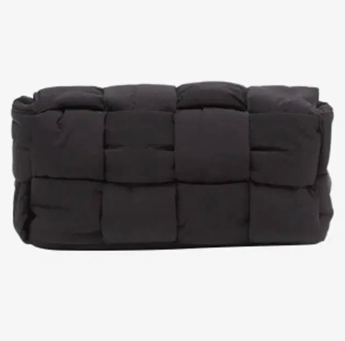 [OS] 보테가베네타 패디드 테크 패딩 카세트백 블랙 상품이미지2