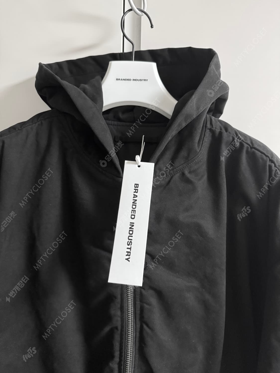 [L] 브랜디드 셔링 후드 봄버 블랙 상품이미지4