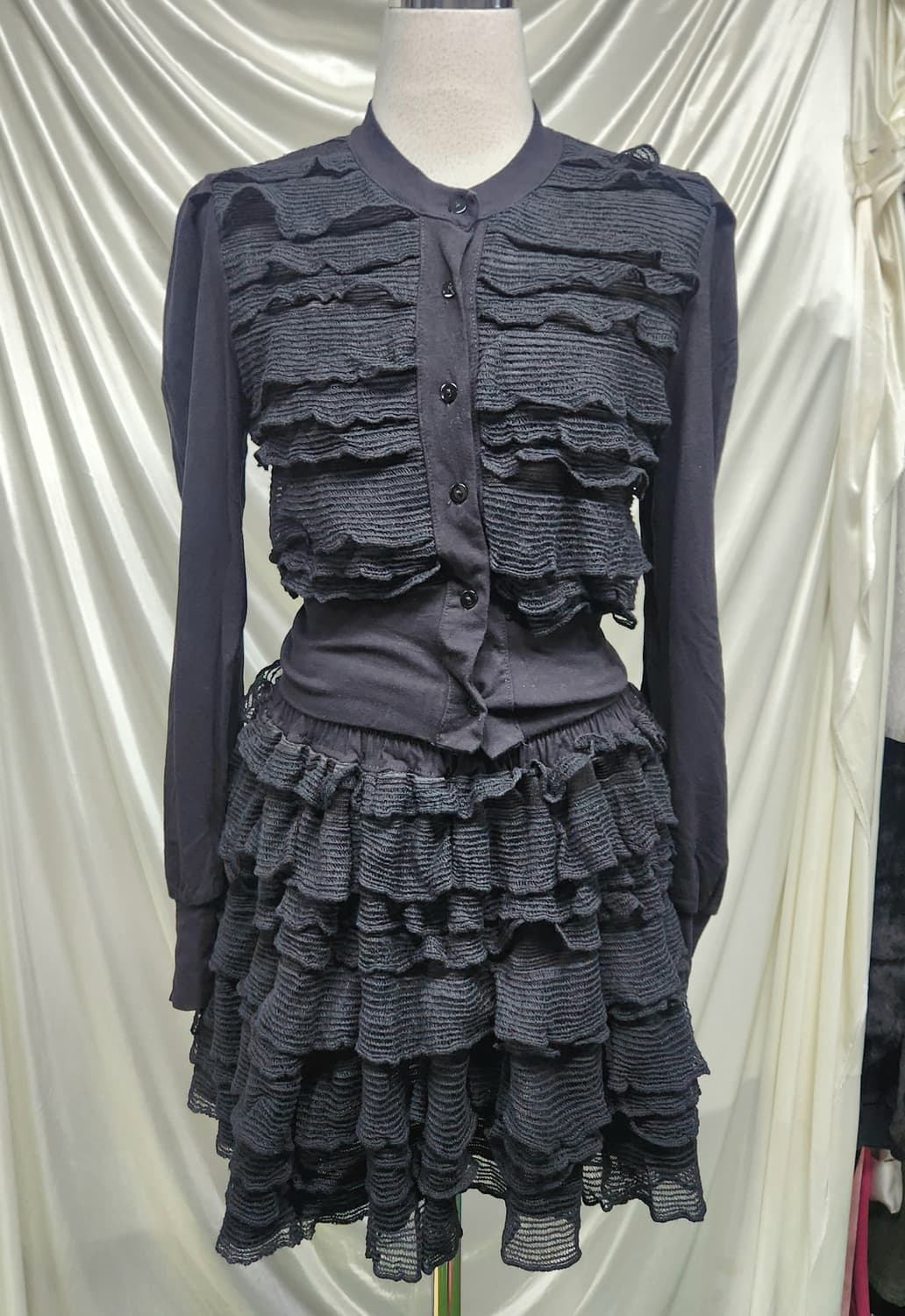 입체 러플 블랙 셋업룩🤍프릴 폭탄 블랙 치마바지·가디건 세트핏 상품이미지1