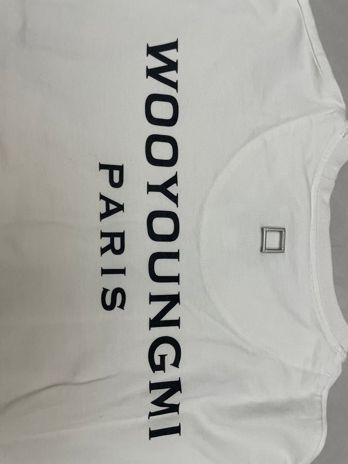 우영미 코튼 백로고 롱슬리브 티셔츠 화이트 23FW 상품이미지2