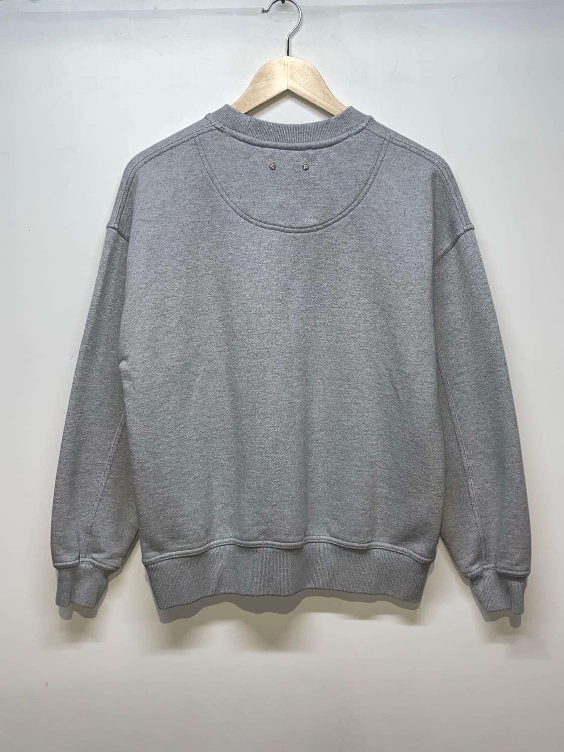 앤더슨벨 그레이 맨투맨 상품이미지4