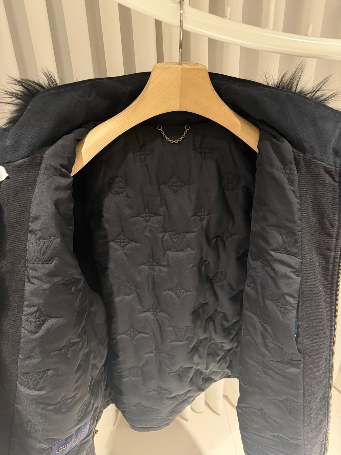 56 / 루이비통 모노그램 데님 퍼 후드 블랙 자켓 / 미사용 상품이미지6