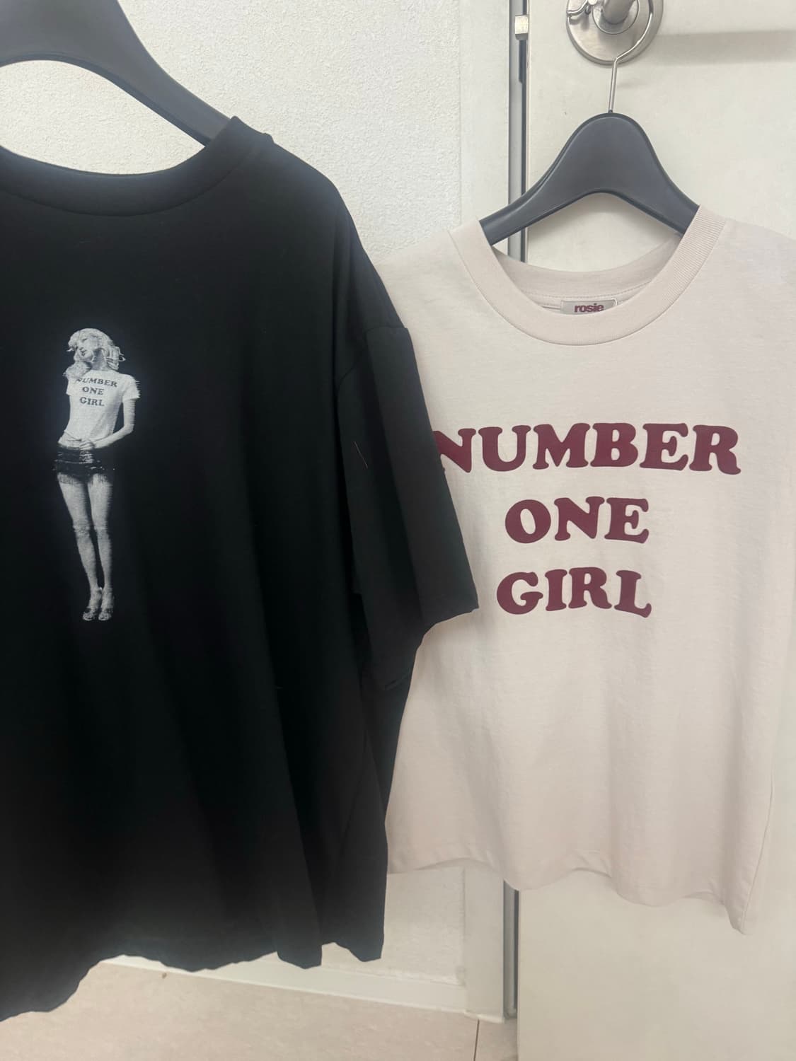 매물 ❌ Rosie 로제 더현대 팝업 한정 티셔츠 상품이미지1