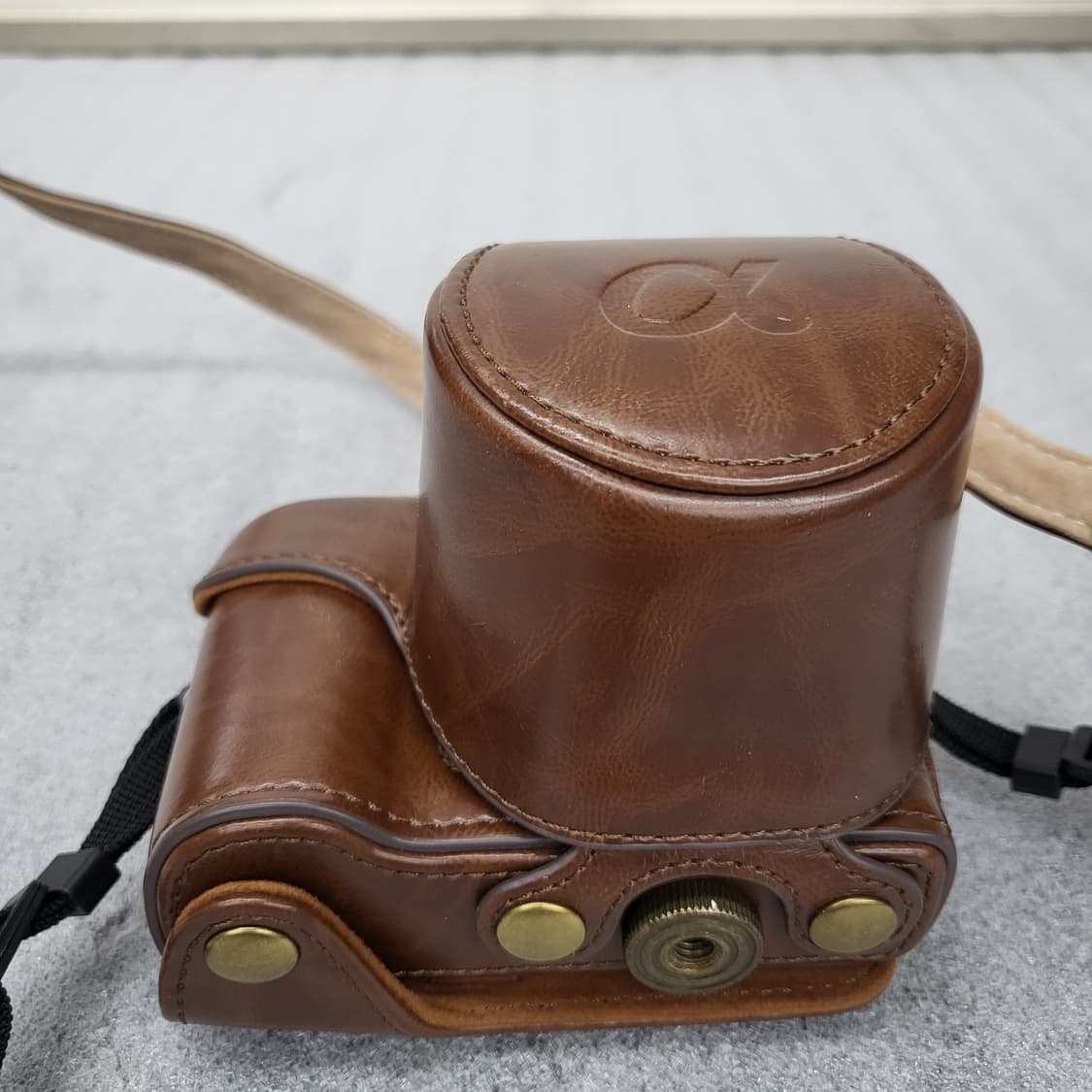 소니 알파5000 미러리스 카메라와 가죽 케이스 상품이미지2