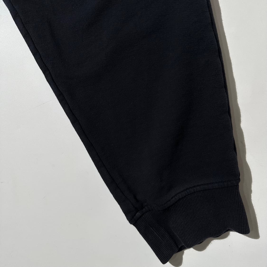 (매장판) CP컴퍼니 로고 카고 스웻 조거 팬츠 상품이미지7