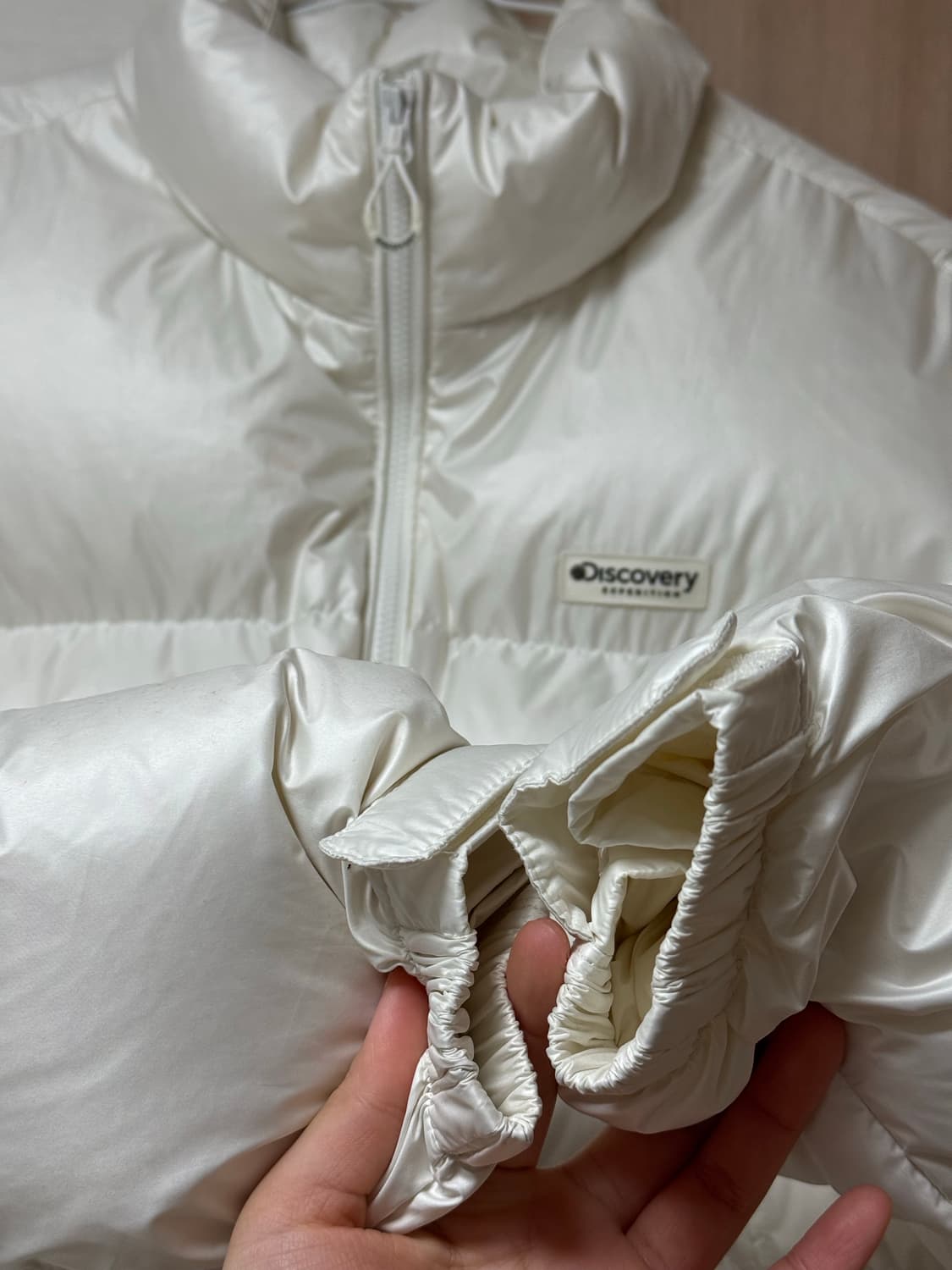 디스커버리 | 여성 반슬리 크롭 고프코어 다운 글로시 크림 95 숏패딩 상품이미지8