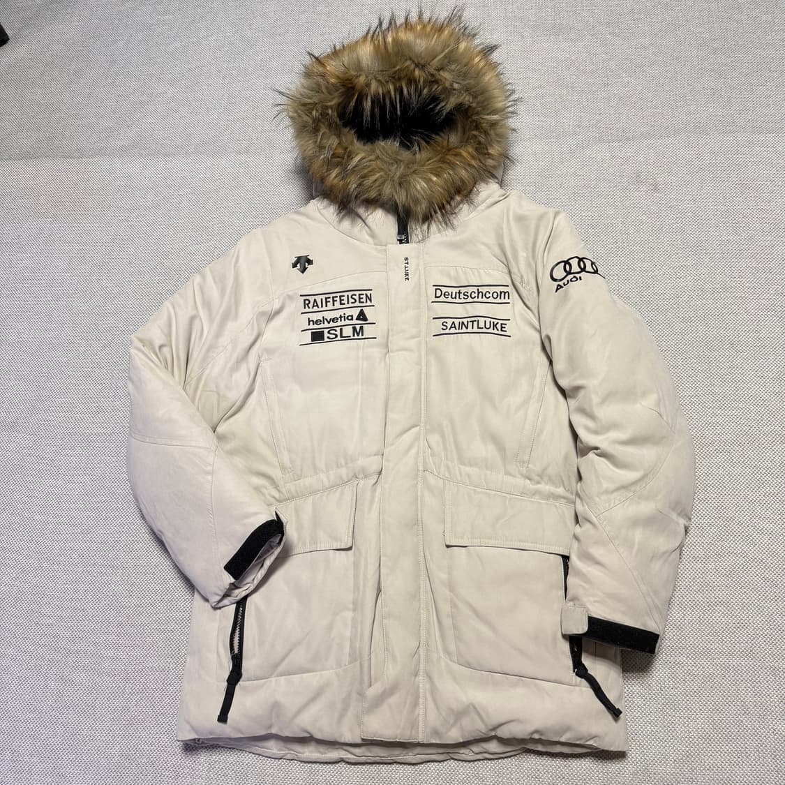 데상트 아우디 아이보리 패딩 상품이미지1