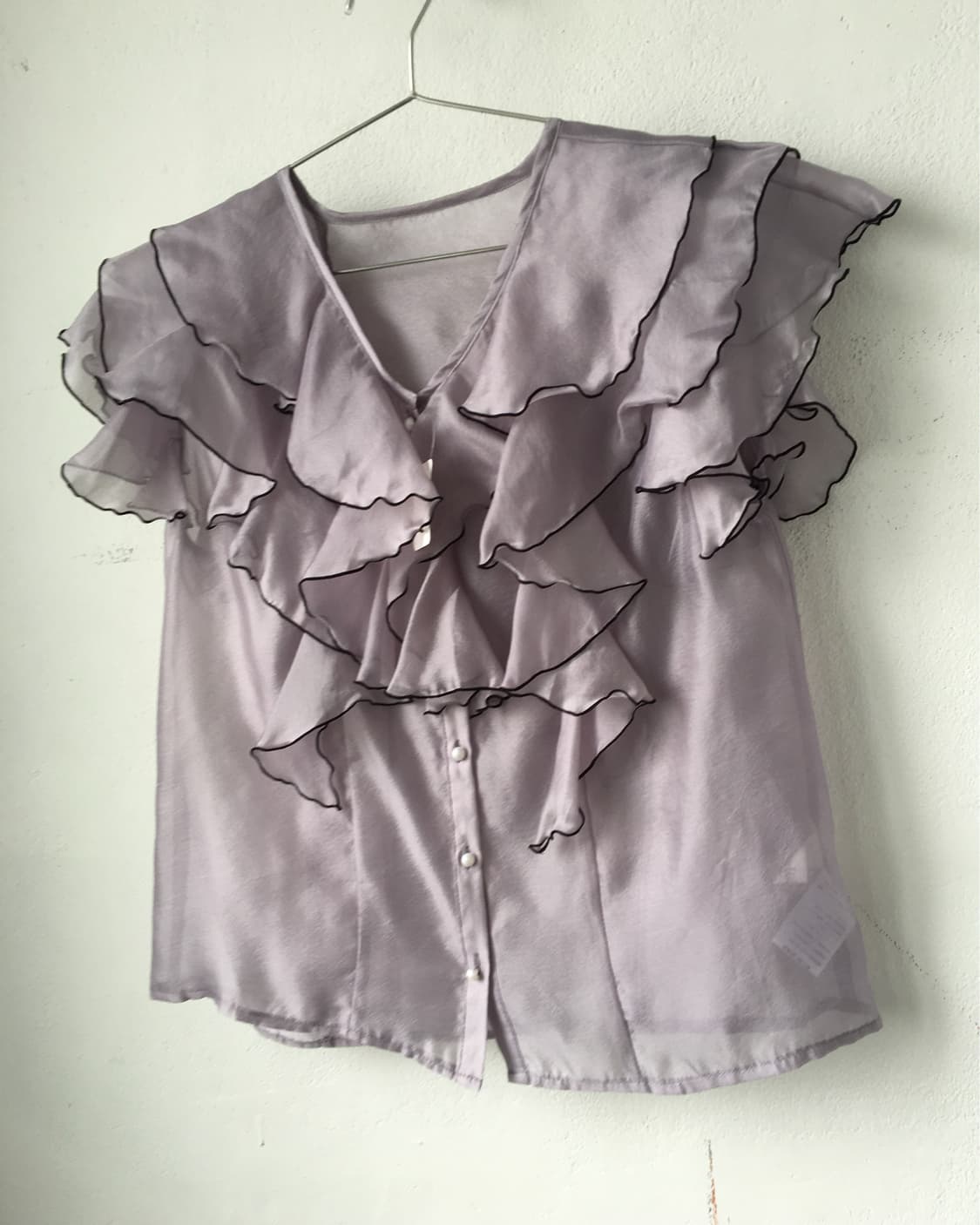 Ruffle point glossy blouse 상품이미지3