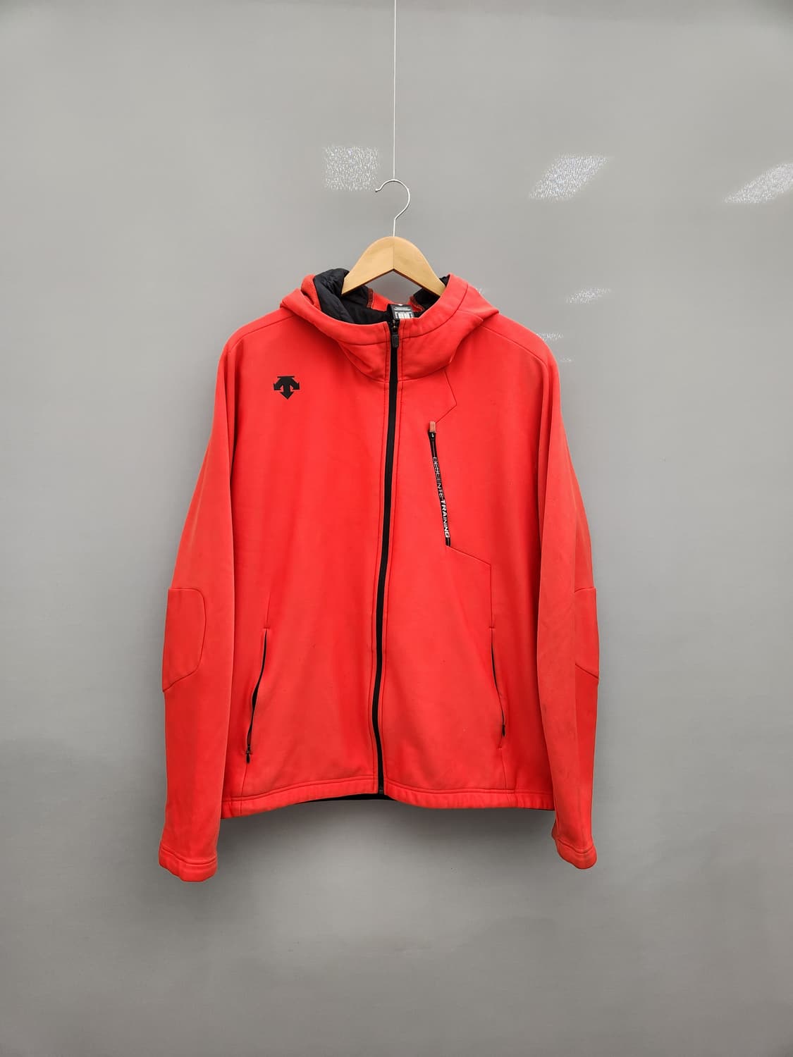 데상트 로고 트랙탑 져지 상품이미지1