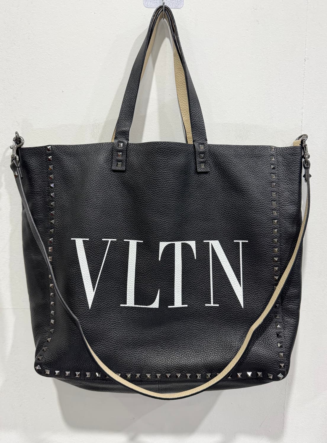 발렌티노 VLTN 리버시블 레더 토트백 정품 상품이미지1
