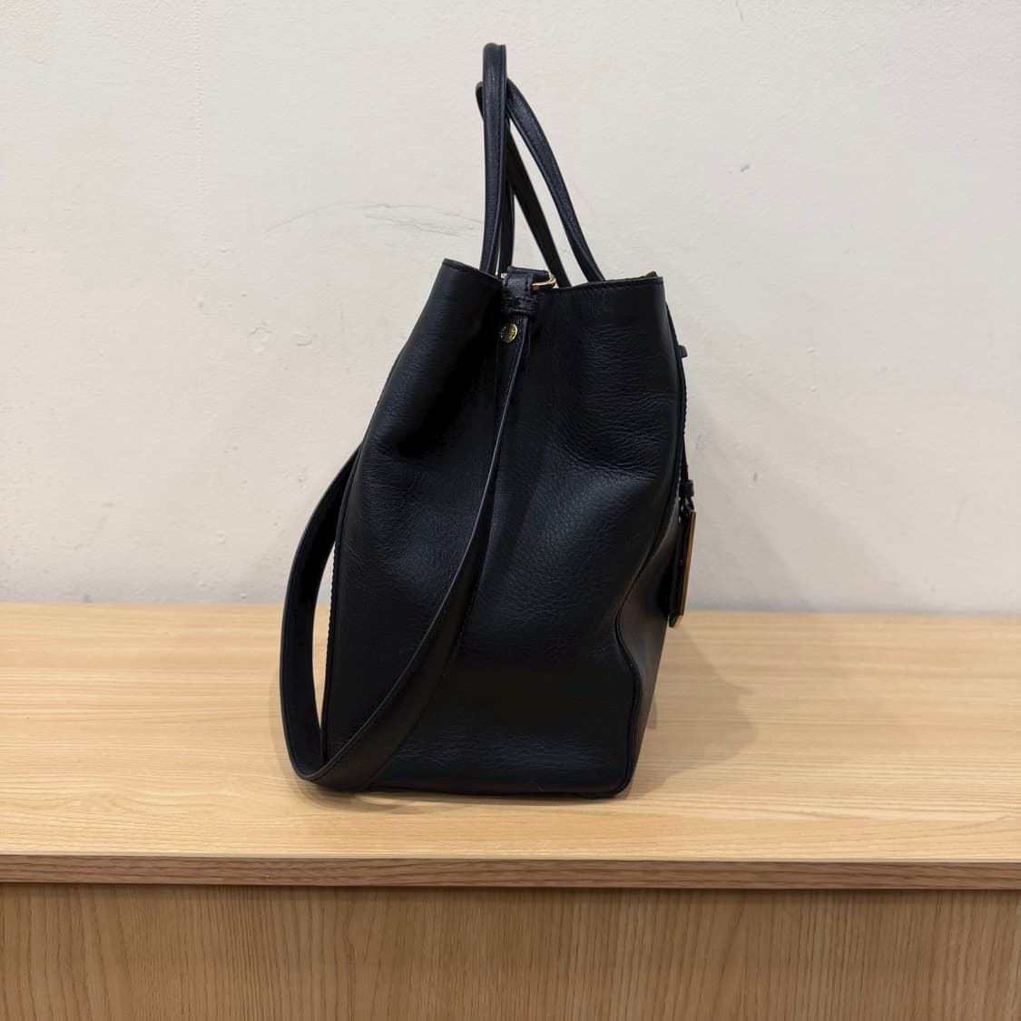 펜디 토트백 사피아노 레더 골드 메탈 바 프레임 디테일 블랙 상품이미지3