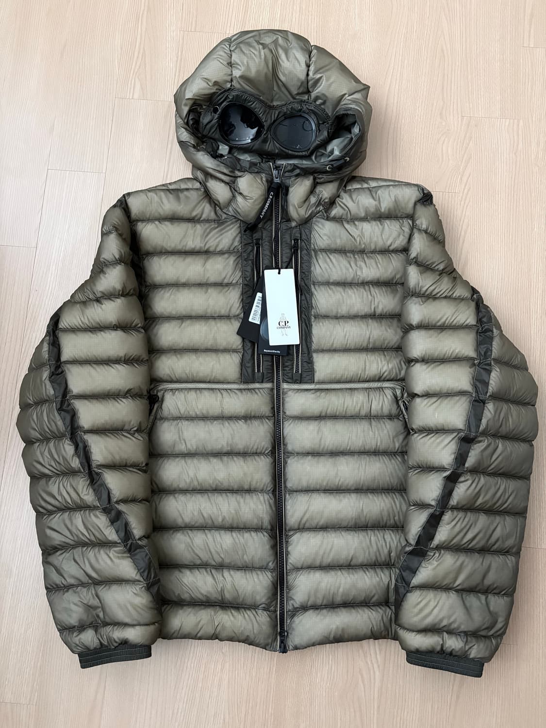 CP컴퍼니 디디쉘 고글 후드 다운 펀가이그레이 XL 새상품 팝니다 상품이미지1