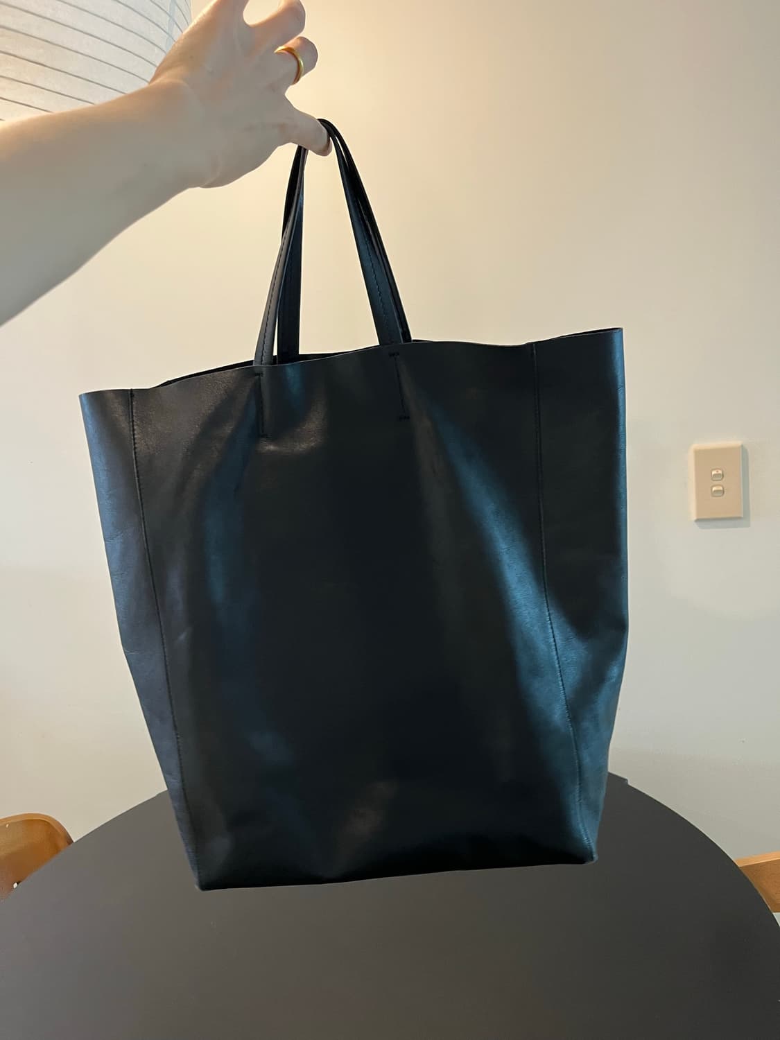 셀린느 버티컬 카바스 블랙 레더 정품  상품이미지2