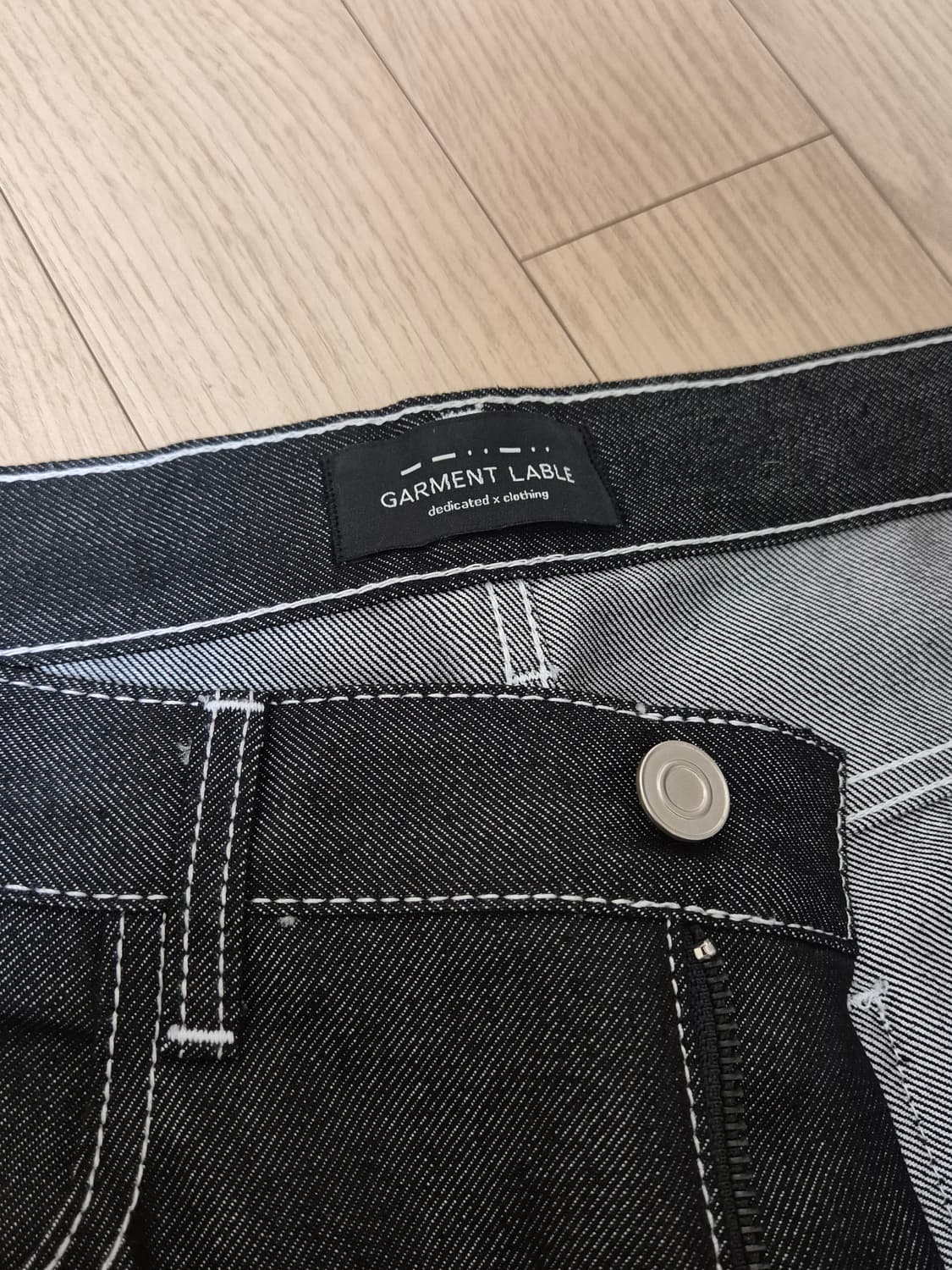 가먼트 레이블 화이트 스티치 블랙 데님 상품이미지4