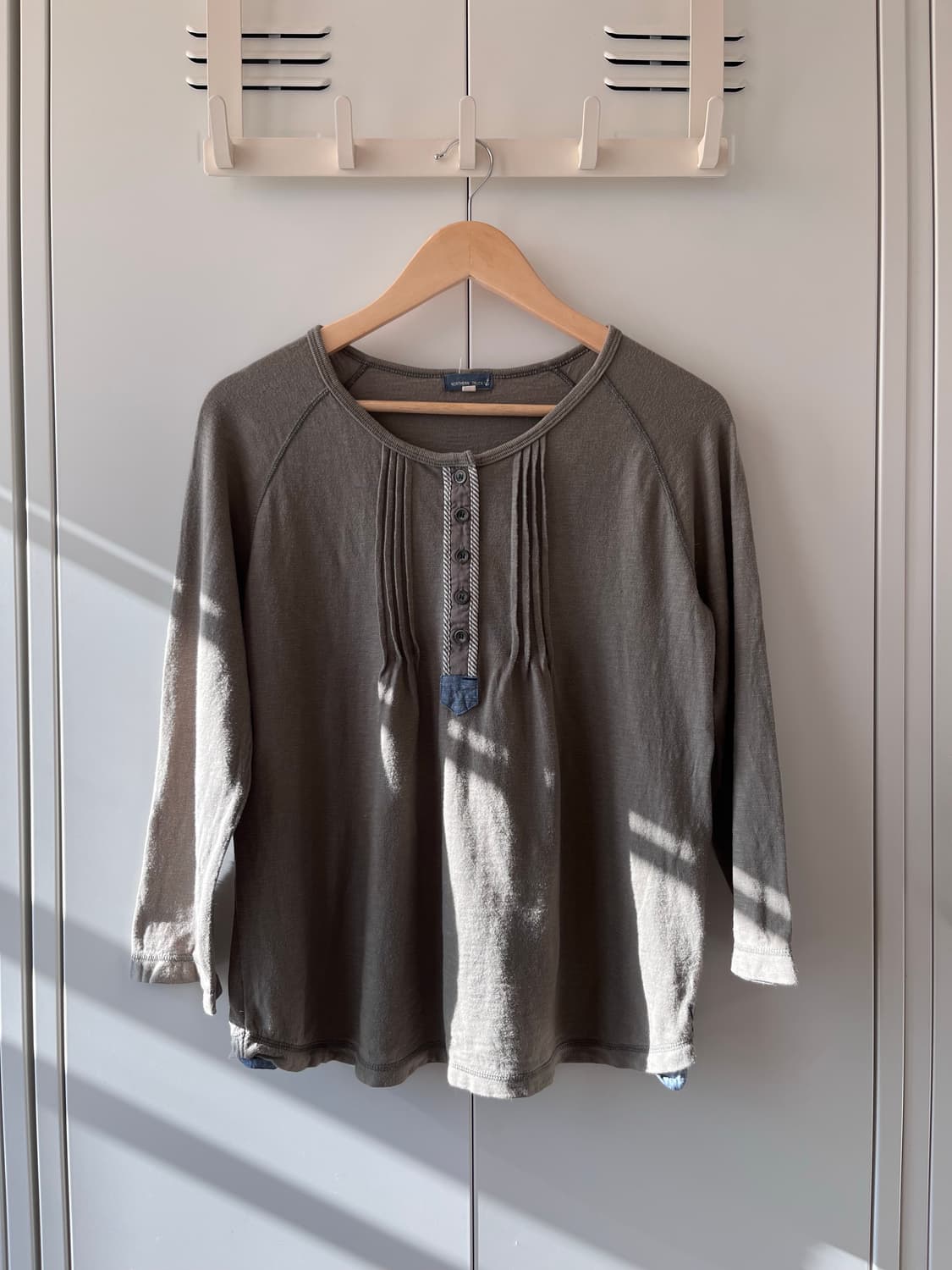 Northern truck 카키 핀턱 단추 롱 슬리브 상품이미지2