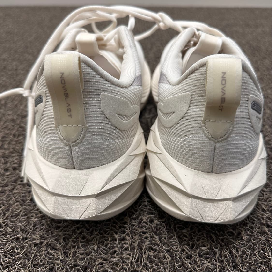 아식스 노바블라스트 4 LE 버치 문락 런닝화 운동화 270 상품이미지5