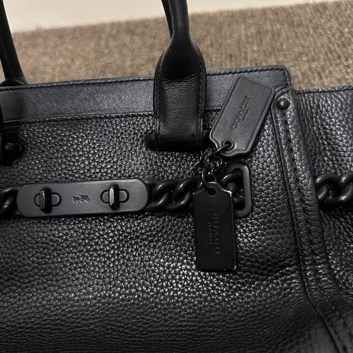 COACH 코치 스웨거 미듐 여성 크로스백 토트백 가방 블랙 상품이미지6