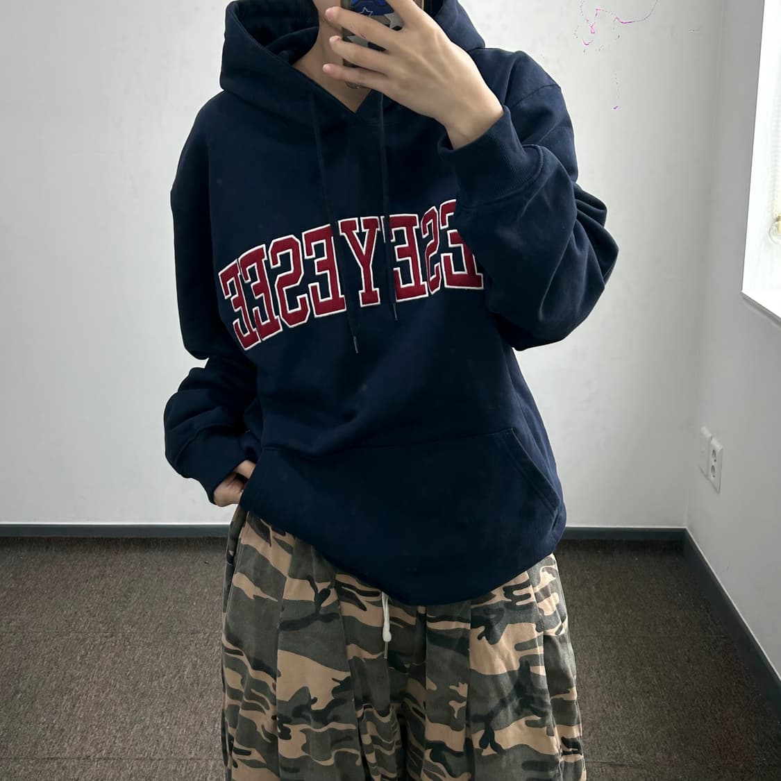 Yeseyesee 예스아이씨 레드 스펠아웃로고 네이비 후드티  상품이미지1