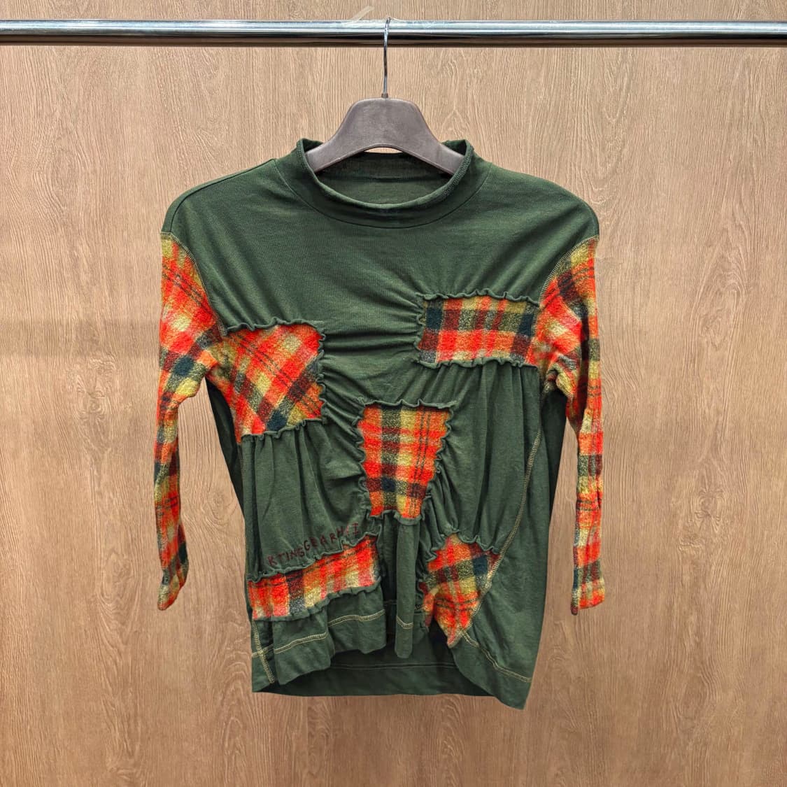 이세이미야케 하이 모크넥 긴팔 티셔츠 언밸런스 러플 레터링 디테일 그린 상품이미지2